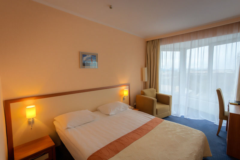 โรงแรมอินทัวริสต์ ซาโปโรซี Zaporizhia ภายนอก รูปภาพ
