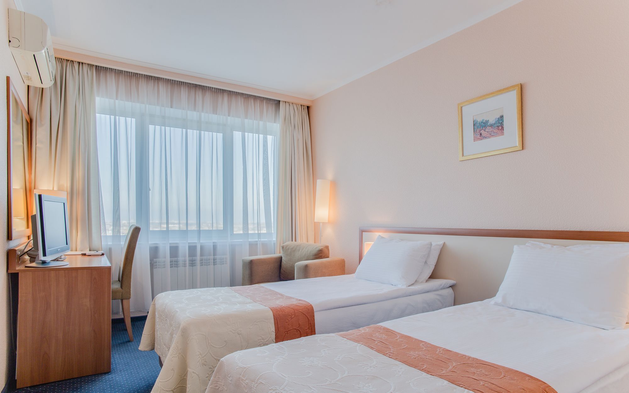โรงแรมอินทัวริสต์ ซาโปโรซี Zaporizhia ภายนอก รูปภาพ